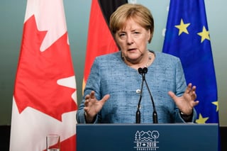 'Habíamos estado hablando seriamente de temas claves, habíamos llegado a un acuerdo y luego la forma como el presidente retiró su apoyo, a través de un tuit, fue como una ducha fría e incluso deprimente', dijo Merkel. (ARCHIVO) 