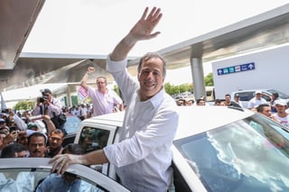 Crítico. José Antonio Meade, a su llegada al aeropuerto de Mérida, fue recibido por  sus simpatizantes. (EL UNIVERSAL)