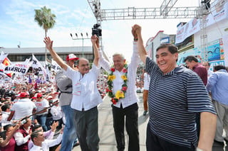 Premio mayor. López Obrador en el acto de campaña ante simpatizantes de Tapachula, fue acompañado, Oscar Gurría Penagos, aspirante a la alcaldía de Tapachula y el actor Carlos Bonavides. (EL UNIVERSAL)