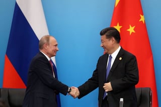 Apoyos. Xi Jinpong, quien estrecha la mano de Vladimir Putin, abrió la cita de Qingdao prometiendo a los países miembros préstamos por valor de 30,000 millones de yuanes (4,600 millones de dólares) para aumentar la cohesión económica regional, a través del consorcio interbancario del organismo. (AP)