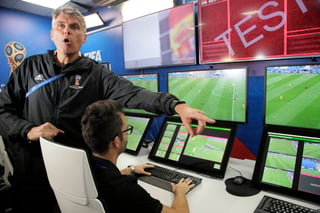 El líder del proyecto de videoarbitraje, Roberto Rosetti, muestra la sala de operación de video en las instalaciones del sistema de videoarbitraje que se utilizará por primera vez en el Mundial.