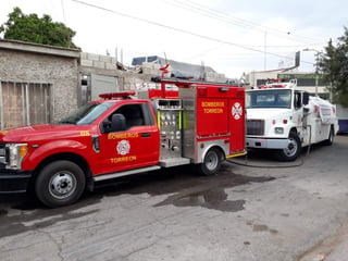 Los bomberos utilizaron una máquina de ataque rápido y un camión cisterna para atacar las llamas. (EL SIGLO DE TORREÓN)