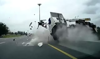 Camionero choca, sale volando y es golpeado por otro vehículo