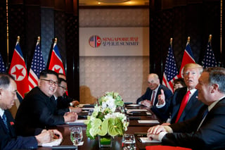 Trump dijo a los periodistas que su reunión de 48 minutos a solas con el líder norcoreano había ido 'muy, muy bien', y Kim no respondió a la pregunta de si está dispuesto a deshacerse de sus armas nucleares. (EFE)
