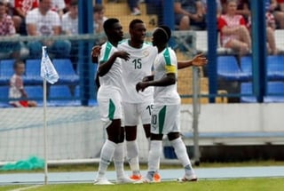 Jugadores de Senegal celebran uno de los goles sobre el rival asiático. Senegal derrota a Corea del Sur, rival de México