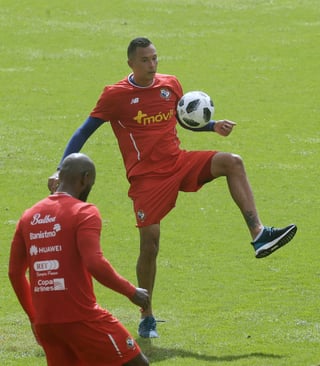 El delantero panameño Blas Pérez durante un entrenamiento. Blas Pérez se desvela por el gol en Rusia