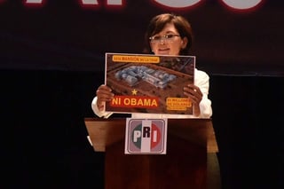 Acusación. Durante el debate del sábado, Rocío Rebollo mostró fotografías de la residencia. (EL SIGLO DE TORREÓN) 
 
