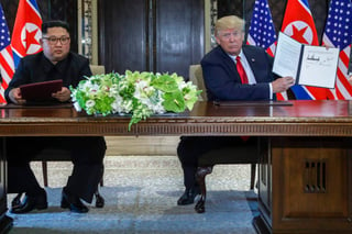 Trump y Kim acordaron en una declaración conjunta la desnuclearización de la península coreana, aunque no establecieron calendarios específicos ni mencionaron los objetivos iniciales de Estados Unidos de que fuera un proceso verificable e irreversible. (AP)