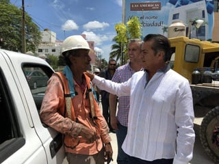 En guayabera y pantalón de mezclilla, Rodríguez Calderón dijo que a diferencia de los otros candidatos, él no tiene asesores 'harvarianos' que le cuestan a los mexicanos. (TWITTER)
