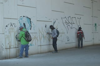 Buscan borrar rastros de grafiti de puentes, muros y otras áreas comunes, principalmente en el primer y segundo cuadro de la ciudad, además de algunas colonias del sector norte. (EL SIGLO DE TORREÓN)