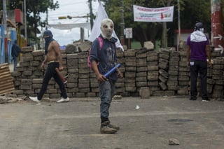 Bloqueos. La policía y parapolicía están en varios puntos de Managua quitando bardas que han levantado los protestantes. (EFE)