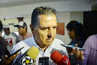 Cercanía. Dice el candidato Antonio Gutiérrez Jardón que seguirá su campaña en forma normal, cercana a la gente. (FERNANDO COMPEÁN)
