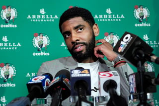 Kyrie Irving de los Celtics de Boston habla ayer en una conferencia de prensa en Boston. (AP)