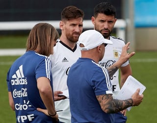 Los jugadores de la selección de Argentina Leo Messi (2i) y Sergio Agüero (d), con el seleccionador, Jorge Sampaoli (2d) y el fisioterapeuta Sebastián Beccacece (i), durante el entrenamiento del combinado albiceleste. (EFE)