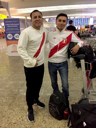 José Jiménez (d) y su amigo Jorge Oxa posan para la foto en un aeropuerto de Moscú. (AP)