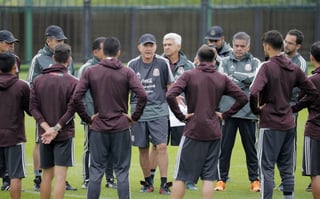 El técnico de la selección de México, Juan Carlos Osorio, daba indicaciones ayer a sus jugadores durante un entrenamiento en Moscú, Rusia. (Fotografía de AP)