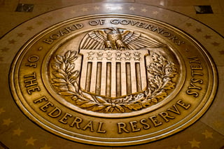 La Reserva Federal está lista para subir ligeramente el miércoles su tasa de interés de referencia por segunda ocasión en este año, pero la atención se enfocará en los indicios que dé para acelerar los incrementos en los próximos meses. (TWITTER)
