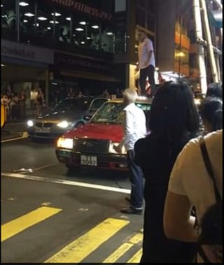 Hombre vandaliza a un taxi en plena calle por negarle servicio