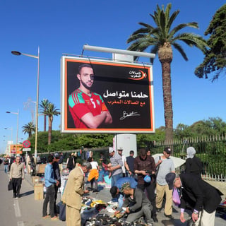 Cartel promocional de la candidatura de Marruecos para organizar el Mundial de 2026 con la efigie del futbolista Mehdi Benatia. Marruecos, a la orilla por quinta vez