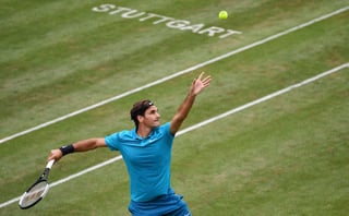 Tras casi tres meses fuera de acción, Roger Federer tuvo que venir de atrás para derrotar 3-6, 6-4, 6-2 a Mischa Zverev en Stuttgart. (AP)