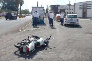 Sobre el suelo. La motocicleta quedó con daños luego del impacto.