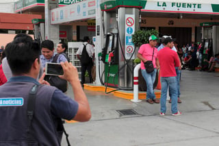  Docentes de la Coordinadora Nacional de Trabajadores de la Educación (CNTE) ocupan gasolineras en Tuxtla Gutiérrez y reparten combustible al público. (NOTIMEX)