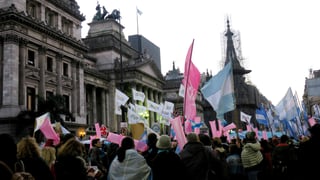 Decenas de personas en contra del aborto permanecen atentas en las inmediaciones del Congreso argentino a la espera de la decisión sobre su legalización. (EFE)