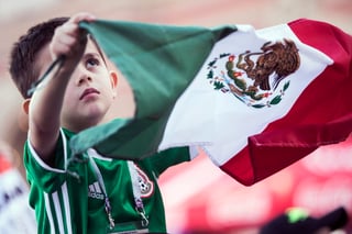 Chicos y grandes ondean banderas de México en Mundial de Rusia 2018. (EFE)