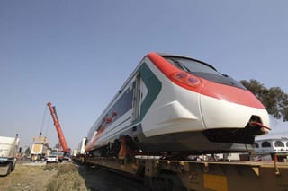 El titular de la Secretaría de Comunicaciones y Transportes (SCT), Gerardo Ruiz Esparza, explicó que el tren estará un tiempo largo en pruebas, alrededor de seis u ocho meses, para que pueda empezar a transportar pasajeros. (ARCHIVO)