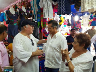 Tras realizar un recorrido por el tradicional 'Mercado 28' de Cancún, 'El Bronco' improvisó una conferencia de prensa y dijo que a los integrantes de su gabinete les pedirá tres cartas.  (TWITTER)