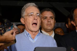 Distancia. En esta foto de 2016, Iván Duque acompañaba a Álvaro Uribe. Duque y Uribe han evitado aparecer juntos en la campaña, aunque éste último ha presidido actos en todo el país a favor del primero. (AP)