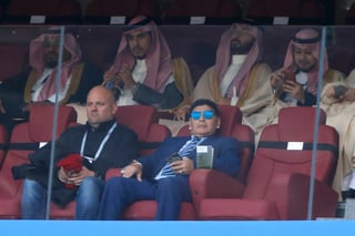 Diego Armando Maradona sentado en el estadio Luzhniki, en Moscú, para presenciar el partido entre Rusia y Arabia Saudí. A Maradona no le gusta México como sede en 2026