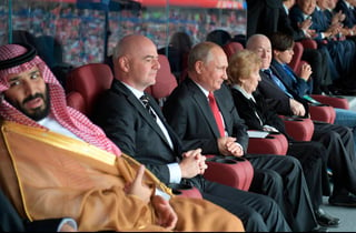 El presidente de Rusia, Vladímir Putin, junto al jeque de Arabia Saudí y el presidente de FIFA, Infantino. x Putin da emotivo discurso y vive su partido aparte 