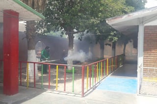 Acciones. Después de que se reportó el brote, la Secretaría de Salud llevó a cabo fumigación en el plantel educativo. (EL SIGLO DE TORREÓN)