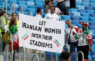 Un grupo de hinchas muestra un cartel en el que se exige que se permita a las mujeres ingresar en los estadios. (AP)
