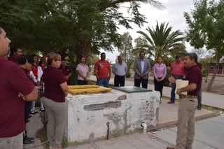 Evento. Ayer autoridades de ambas instituciones educativas se reunieron para abrir la llave de la cisterna y constatar que hay agua. (MARY VÁZQUEZ)