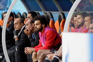 El delantero egipcio Mohamed Salah, en la banca previo al inicio del partido contra Uruguay por el Grupo A. (AP)