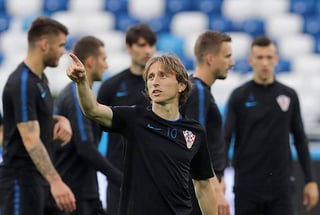 Luka Modric, mediocampista de la selección croata, durante la práctica de ayer. (AP)