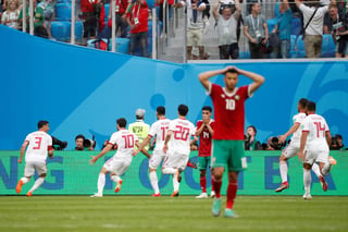 Los jugadores iraníes celebran el gol en propia puerta del delantero marroquí Aziz Bouhaddouz durante el partido Marruecos-Irán, del Grupo B. (EFE)