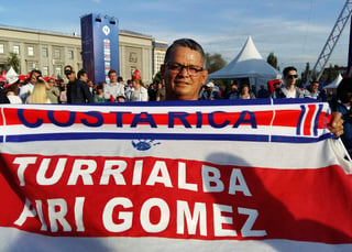 Martín Gómez se ganó un viaje al Mundial con todos los gastos pagados por pagar a tiempo el teléfono. (AP)