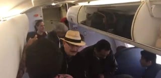 AMLO y Castañeda se saludaron en el avión. (TWITTER)