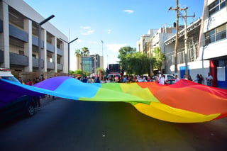 Como ya es tradición, el contingente fue encabezado por la bandera LGBTI, seguida de cuatro carros alegóricos donde viajaban algunos miembros de los medios de comunicación como invitados y otros miembros de dicha comunidad. (ERNESTO RAMÍREZ CAMACHO)