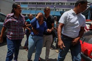 Dolor. Familiares de víctimas reaccionan en las afueras del Hospital Pérez Carreño.