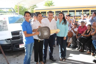 Apoyos. Miguel Riquelme en la entrega de unidades de la Policía Municipal y un autobús.
