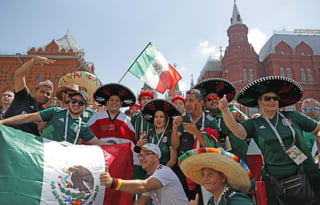 Un grupo de aficionados mexicanos entona cánticos en la calle de Nikolskaya, cercana a la Plaza Roja de Moscú. (AP)