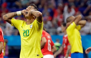 Los jugadores brasileños se lamentan tras un fallo en el partido.
