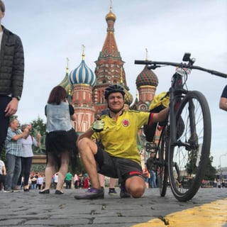 El colombiano Daniel Quiroga recorrió más de 5 mil kilómetros para llegar de Portugal a Rusia. Colombiano llega a Rusia en bicicleta