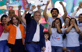 Votaciones. El presidente electo de Colombia, el uribista Iván Duque (c), saluda en su sede de campaña en Bogotá. (AGENCIAS)