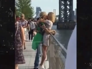 En el video publicado por el portal TMZ, la pareja se encuentra disfrutando de su amor por el Río Este de Nueva York. (ESPECIAL)