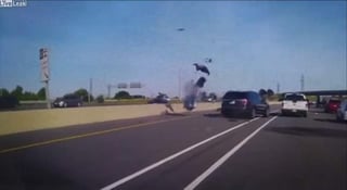 VIDEO: Motociclista fallece tras chocar con una camioneta que invadía carril
